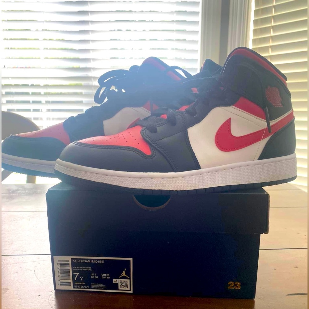 Nike Jordan 1 mid. Size boys/men 7. Perfect used condition.